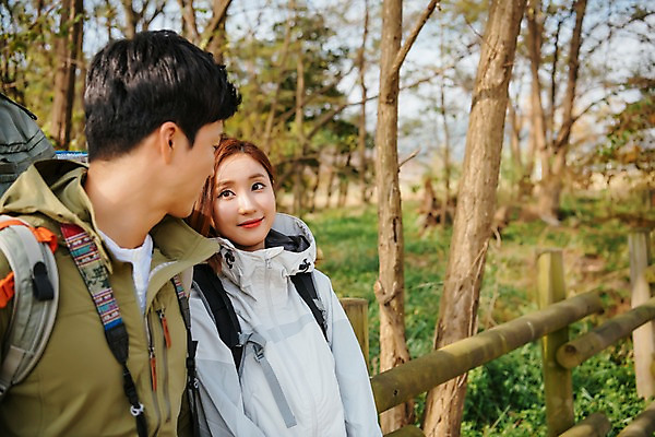 포토 JPG 주간 나무 커플 응시 여자 남자 여행 배낭 난간 아웃도어 서기 미소 사람 상반신 20대 성인 야외 두명 앞모습 옆모습 울타리 마주보기 기댐 트래킹 한국인 가을 숲 성인만 강천섬 국내포토 여주시 자연요소 식물 시선 계절 뷰포인트 섬 가방 관계 모션 레저 표정 동양인 청년 담장 경기도 파일형식 여주_지역