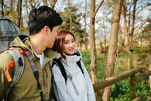 포토 JPG 주간 커플 응시 여자 남자 여행 배낭 난간 아웃도어 서기 미소 사람 상반신 20대 성인 야외 두명 옆모습 울타리 기댐 트래킹 한국인 가을 숲 성인만 강천섬 국내포토 여주시 자연요소 시선 계절 뷰포인트 섬 가방 관계 모션 레저 표정 동양인 청년 담장 경기도 파일형식 여주_지역