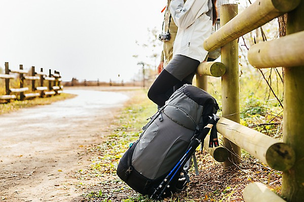 포토 JPG 주간 커플 여자 남자 여행 배낭 난간 아웃도어 서기 사람 20대 성인 야외 두명 옆모습 울타리 카메라 기댐 트래킹 하반신 가을 시골길 성인만 강천섬 국내포토 여주시 자연요소 계절 길 뷰포인트 섬 가방 관계 모션 레저 청년 전자제품 담장 경기도 파일형식 여주_지역
