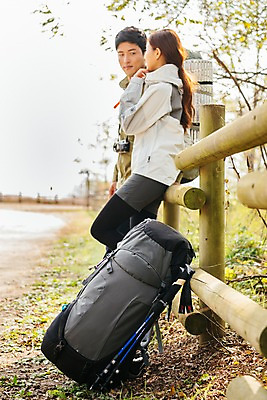 포토 JPG 주간 전신 커플 응시 여자 남자 여행 배낭 난간 아웃도어 서기 사람 20대 성인 야외 두명 옆모습 울타리 기댐 트래킹 한국인 가을 시골길 성인만 강천섬 국내포토 여주시 자연요소 시선 계절 길 뷰포인트 섬 가방 관계 모션 레저 동양인 청년 담장 경기도 파일형식 여주_지역