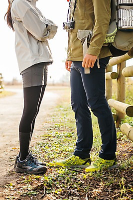 포토 JPG 주간 커플 여자 남자 여행 배낭 아웃도어 서기 사람 20대 성인 야외 두명 옆모습 울타리 마주보기 카메라 팔짱 트래킹 한국인 하반신 가을 시골길 성인만 강천섬 국내포토 여주시 자연요소 계절 길 뷰포인트 섬 가방 관계 모션 레저 동양인 청년 전자제품 담장 경기도 파일형식 여주_지역