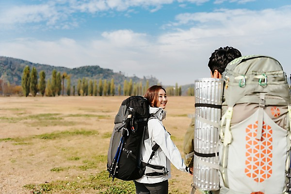 포토 JPG 주간 커플 응시 여자 남자 여행 배낭 아웃도어 미소 사람 풍경 잔디 상반신 20대 성인 야외 두명 뒷모습 걷기 손잡기 다정 트래킹 한국인 가을 성인만 강천섬 국내포토 여주시 자연요소 식물 시선 계절 뷰포인트 섬 컨셉 가방 관계 모션 레저 표정 동양인 청년 경기도 파일형식 여주_지역