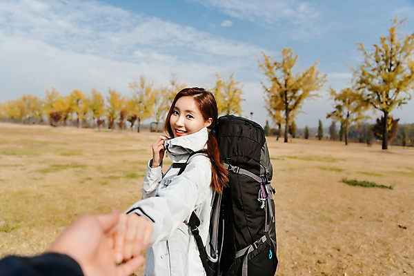 포토 JPG 주간 커플 응시 여자 남자 여행 배낭 아웃도어 서기 미소 사람 잔디 상반신 20대 성인 야외 두명 옆모습 아웃포커스 걷기 손잡기 다정 트래킹 한국인 가을 은행나무 성인만 강천섬 국내포토 여주시 자연요소 나무 식물 시선 계절 뷰포인트 섬 컨셉 가방 관계 모션 레저 촬영기법 표정 동양인 청년 경기도 파일형식 여주_지역