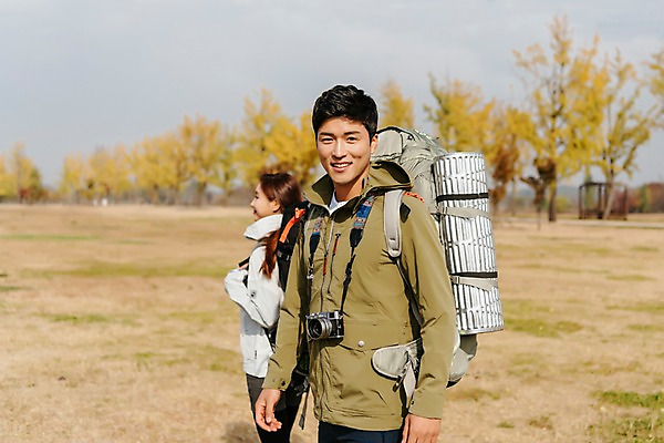 포토 JPG 주간 커플 응시 여자 남자 여행 배낭 아웃도어 서기 미소 사람 잔디 상반신 20대 성인 야외 두명 앞모습 옆모습 아웃포커스 카메라 트래킹 한국인 가을 은행나무 성인만 강천섬 국내포토 여주시 자연요소 나무 식물 시선 계절 뷰포인트 섬 가방 관계 모션 레저 촬영기법 표정 동양인 청년 전자제품 경기도 파일형식 여주_지역