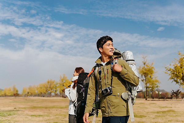 포토 JPG 주간 구름 커플 응시 여자 남자 여행 배낭 하늘 아웃도어 서기 미소 사람 잔디 상반신 20대 성인 야외 두명 옆모습 뒷모습 카메라 맑음 트래킹 한국인 가을 은행나무 성인만 강천섬 국내포토 여주시 자연요소 나무 식물 시선 계절 뷰포인트 섬 가방 관계 모션 레저 날씨 표정 동양인 청년 전자제품 경기도 파일형식 여주_지역
