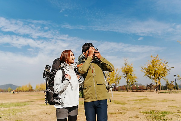 포토 JPG 주간 구름 커플 응시 여자 남자 여행 배낭 하늘 아웃도어 서기 미소 사람 잔디 상반신 20대 성인 야외 두명 앞모습 카메라 맑음 사진촬영 트래킹 한국인 가을 은행나무 성인만 강천섬 국내포토 여주시 자연요소 나무 식물 시선 계절 뷰포인트 섬 가방 관계 모션 레저 날씨 표정 동양인 청년 전자제품 촬영 경기도 파일형식 여주_지역