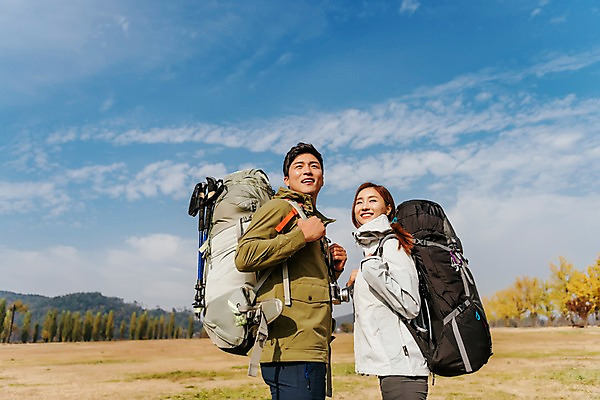 포토 JPG 주간 구름 커플 응시 여자 남자 여행 배낭 하늘 아웃도어 서기 미소 사람 잔디 상반신 20대 성인 야외 두명 옆모습 맑음 트래킹 한국인 올려보기 가을 성인만 강천섬 국내포토 여주시 자연요소 식물 시선 계절 뷰포인트 섬 가방 관계 모션 레저 날씨 표정 동양인 청년 경기도 파일형식 여주_지역