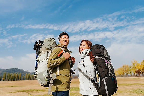 포토 JPG 주간 구름 커플 응시 여자 남자 여행 배낭 하늘 아웃도어 서기 미소 사람 잔디 상반신 20대 성인 야외 두명 옆모습 맑음 트래킹 한국인 가을 성인만 강천섬 국내포토 여주시 자연요소 식물 시선 계절 뷰포인트 섬 가방 관계 모션 레저 날씨 표정 동양인 청년 경기도 파일형식 여주_지역