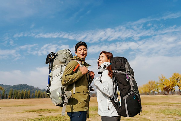 포토 JPG 주간 구름 커플 여자 남자 여행 배낭 하늘 아웃도어 서기 미소 사람 풍경 잔디 상반신 20대 성인 야외 두명 옆모습 눈감음 맑음 트래킹 한국인 가을 성인만 강천섬 국내포토 여주시 자연요소 식물 계절 뷰포인트 섬 가방 관계 모션 레저 날씨 표정 동양인 청년 경기도 파일형식 여주_지역