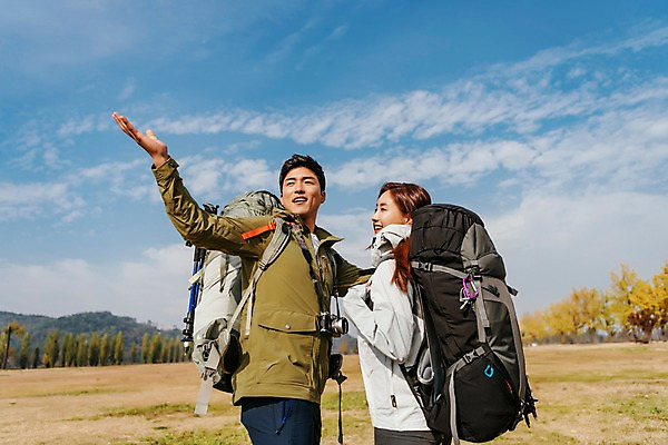 포토 JPG 주간 구름 커플 여자 남자 여행 배낭 하늘 아웃도어 서기 미소 사람 풍경 잔디 상반신 20대 성인 야외 두명 옆모습 손들기 카메라 맑음 트래킹 한국인 가을 즐거움 성인만 강천섬 국내포토 여주시 자연요소 식물 계절 감정 뷰포인트 섬 가방 관계 모션 레저 날씨 표정 동양인 청년 전자제품 경기도 파일형식 여주_지역