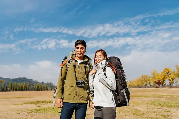 포토 JPG 주간 구름 커플 응시 여자 남자 여행 배낭 하늘 아웃도어 서기 미소 사람 풍경 잔디 상반신 20대 성인 야외 두명 앞모습 옆모습 카메라 가을풍경 맑음 트래킹 한국인 가을 성인만 강천섬 국내포토 여주시 자연요소 식물 시선 계절 뷰포인트 섬 가방 관계 모션 레저 날씨 표정 동양인 청년 전자제품 경기도 파일형식 여주_지역 가을_계절
