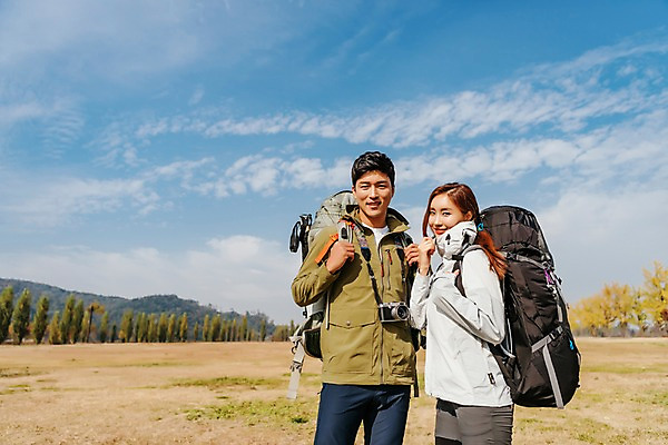 포토 JPG 주간 구름 커플 응시 여자 남자 여행 배낭 하늘 아웃도어 서기 미소 사람 잔디 상반신 20대 성인 야외 두명 앞모습 옆모습 카메라 맑음 트래킹 한국인 가을 성인만 강천섬 국내포토 여주시 자연요소 식물 시선 계절 뷰포인트 섬 가방 관계 모션 레저 날씨 표정 동양인 청년 전자제품 경기도 파일형식 여주_지역