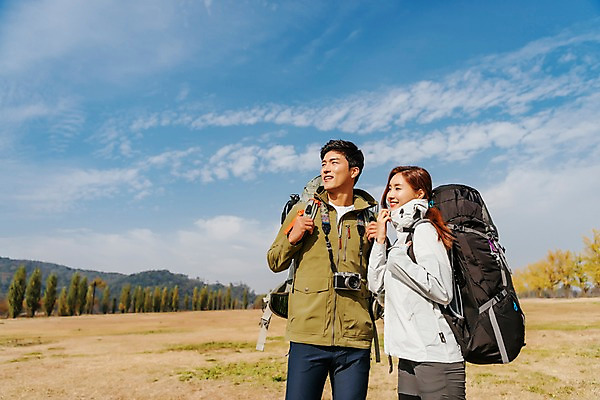 포토 JPG 주간 구름 커플 응시 여자 남자 여행 배낭 하늘 아웃도어 서기 미소 사람 잔디 상반신 20대 성인 야외 두명 앞모습 옆모습 카메라 맑음 트래킹 한국인 가을 성인만 강천섬 국내포토 여주시 자연요소 식물 시선 계절 뷰포인트 섬 가방 관계 모션 레저 날씨 표정 동양인 청년 전자제품 경기도 파일형식 여주_지역