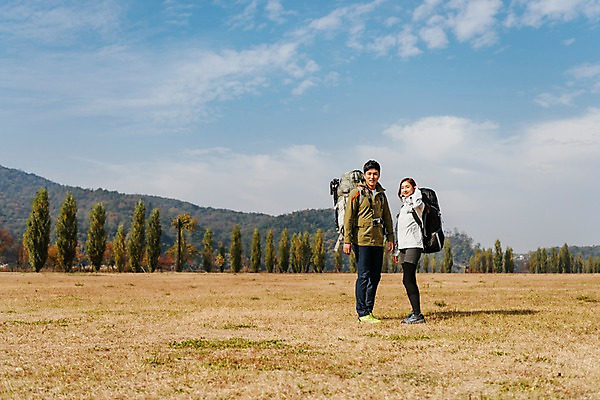 포토 JPG 주간 전신 나무 구름 커플 응시 여자 남자 여행 배낭 하늘 아웃도어 서기 미소 사람 풍경 잔디 20대 성인 야외 두명 옆모습 맑음 트래킹 한국인 가을 성인만 강천섬 국내포토 여주시 자연요소 식물 시선 계절 뷰포인트 섬 가방 관계 모션 레저 날씨 표정 동양인 청년 경기도 파일형식 여주_지역