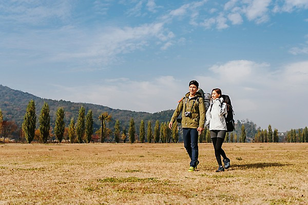 포토 JPG 주간 전신 커플 여자 남자 여행 배낭 하늘 아웃도어 대화 미소 사람 풍경 잔디 20대 성인 야외 두명 옆모습 걷기 카메라 손잡기 맑음 다정 트래킹 한국인 가을 성인만 강천섬 국내포토 여주시 자연요소 식물 계절 뷰포인트 섬 컨셉 가방 관계 모션 레저 날씨 표정 말하기 동양인 청년 전자제품 경기도 파일형식 여주_지역