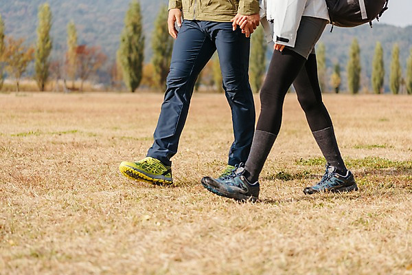 포토 JPG 주간 커플 여자 남자 여행 배낭 아웃도어 사람 잔디 초원 20대 성인 야외 두명 옆모습 걷기 손잡기 다정 트래킹 한국인 하반신 가을 성인만 강천섬 국내포토 여주시 자연요소 식물 계절 뷰포인트 섬 컨셉 가방 관계 모션 레저 동양인 청년 경기도 파일형식 여주_지역