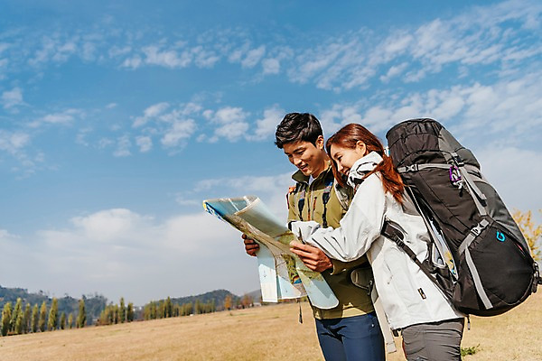 포토 JPG 주간 구름 커플 응시 여자 남자 여행 지도 배낭 하늘 아웃도어 서기 미소 들기 사람 잔디 상반신 20대 성인 야외 두명 옆모습 맑음 트래킹 한국인 가을 성인만 강천섬 국내포토 여주시 자연요소 식물 시선 계절 뷰포인트 섬 가방 관계 모션 레저 날씨 표정 동양인 청년 경기도 파일형식 여주_지역