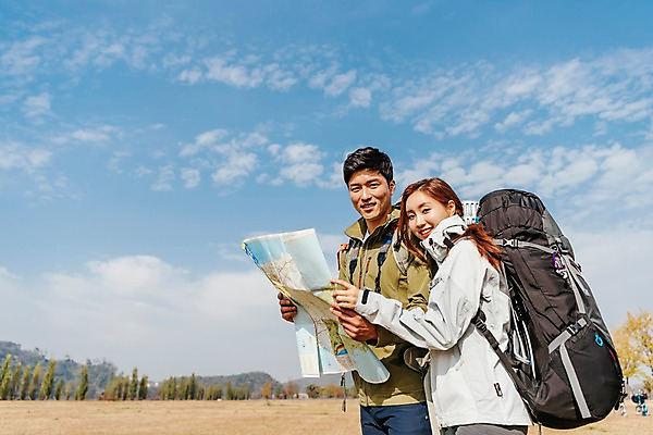 포토 JPG 주간 구름 커플 응시 여자 남자 여행 지도 배낭 하늘 아웃도어 서기 미소 들기 사람 상반신 20대 성인 야외 두명 옆모습 맑음 트래킹 한국인 가을 간보기 성인만 강천섬 국내포토 여주시 자연요소 시선 계절 뷰포인트 섬 가방 관계 모션 레저 날씨 표정 동양인 청년 경기도 파일형식 여주_지역
