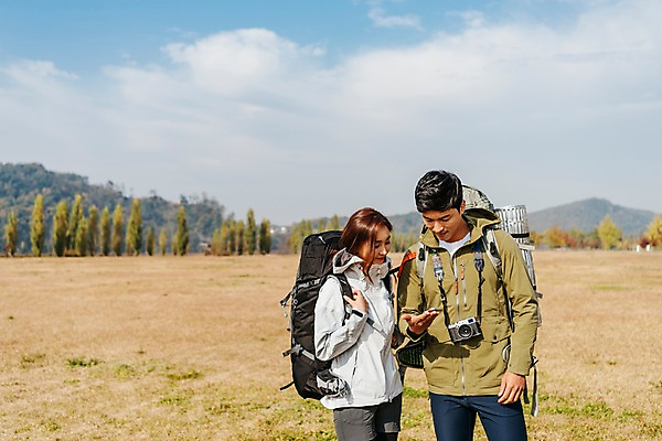 포토 JPG 주간 커플 응시 여자 남자 여행 배낭 아웃도어 서기 미소 사람 잔디 상반신 20대 성인 야외 두명 앞모습 카메라 맑음 트래킹 한국인 가을 성인만 강천섬 국내포토 여주시 자연요소 식물 시선 계절 뷰포인트 섬 가방 관계 모션 레저 날씨 표정 동양인 청년 전자제품 경기도 파일형식 여주_지역