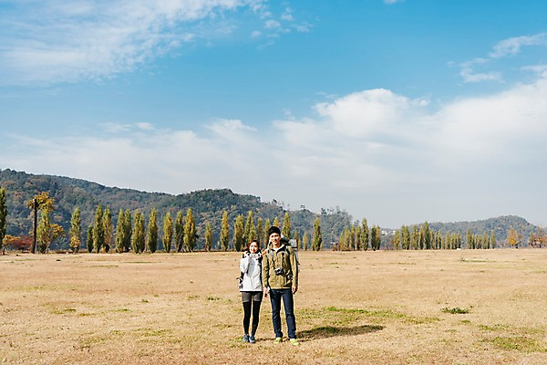 포토 JPG 주간 전신 구름 커플 응시 여자 남자 여행 배낭 하늘 아웃도어 서기 미소 사람 풍경 잔디 초원 20대 성인 야외 두명 앞모습 손잡기 맑음 다정 트래킹 한국인 가을 성인만 강천섬 국내포토 여주시 자연요소 식물 시선 계절 뷰포인트 섬 컨셉 가방 관계 모션 레저 날씨 표정 동양인 청년 경기도 파일형식 여주_지역
