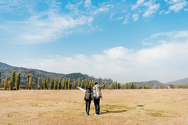 포토 JPG 주간 전신 구름 커플 여자 남자 여행 배낭 하늘 팔벌리기 아웃도어 서기 사람 풍경 잔디 20대 성인 야외 두명 뒷모습 맑음 트래킹 한국인 가을 성인만 강천섬 국내포토 여주시 자연요소 식물 계절 뷰포인트 섬 가방 관계 모션 레저 날씨 동양인 청년 경기도 파일형식 여주_지역