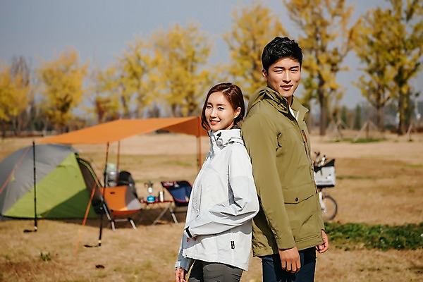 포토 JPG 주간 커플 응시 여자 남자 여행 아웃도어 텐트 서기 미소 사람 풍경 상반신 20대 성인 야외 두명 옆모습 아웃포커스 자전거 다정 캠핑 한국인 등맞대기 가을 은행나무 야외의자 성인만 강천섬 국내포토 여주시 자연요소 나무 시선 계절 뷰포인트 섬 컨셉 의자 관계 모션 레저 촬영기법 표정 캠핑도구 동양인 청년 바이크 경기도 파일형식 여주_지역