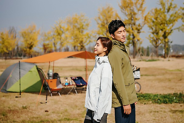 포토 JPG 주간 커플 여자 남자 여행 아웃도어 텐트 서기 미소 사람 풍경 잔디 상반신 20대 성인 야외 두명 옆모습 아웃포커스 눈감음 기댐 다정 캠핑 한국인 등맞대기 가을 은행나무 야외의자 성인만 강천섬 국내포토 여주시 자연요소 나무 식물 계절 뷰포인트 섬 컨셉 의자 관계 모션 레저 촬영기법 표정 캠핑도구 동양인 청년 경기도 파일형식 여주_지역