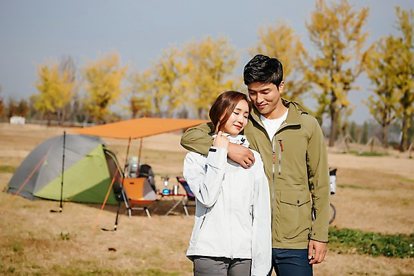 포토 JPG 주간 커플 여자 남자 여행 안기 어깨동무 아웃도어 텐트 서기 미소 사람 풍경 잔디 상반신 20대 성인 야외 두명 앞모습 아웃포커스 눈감음 기댐 다정 캠핑 한국인 가을 은행나무 야외의자 성인만 강천섬 국내포토 여주시 자연요소 나무 식물 계절 뷰포인트 섬 포즈 컨셉 의자 관계 모션 레저 촬영기법 표정 캠핑도구 동양인 청년 경기도 파일형식 여주_지역