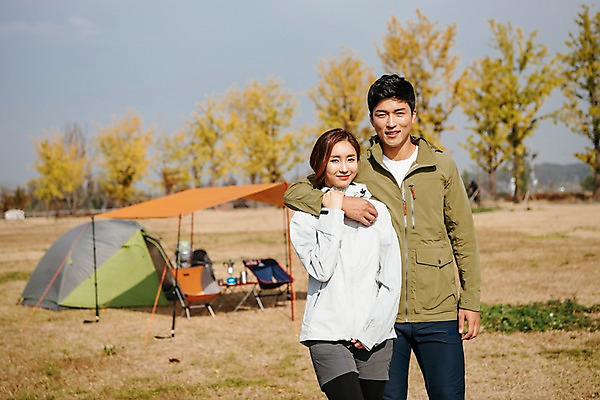 포토 JPG 주간 커플 응시 여자 남자 여행 어깨동무 아웃도어 텐트 서기 미소 사람 풍경 잔디 상반신 20대 성인 야외 두명 앞모습 아웃포커스 다정 캠핑 한국인 가을 은행나무 야외의자 성인만 강천섬 국내포토 여주시 자연요소 나무 식물 시선 계절 뷰포인트 섬 포즈 컨셉 의자 관계 모션 레저 촬영기법 표정 캠핑도구 동양인 청년 경기도 파일형식 여주_지역