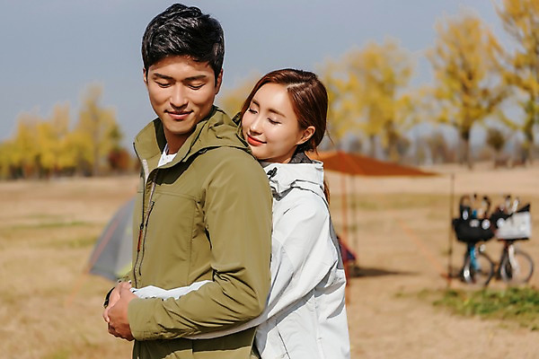 포토 JPG 주간 커플 여자 남자 여행 안기 아웃도어 사랑 서기 미소 사람 잔디 상반신 20대 성인 야외 두명 옆모습 아웃포커스 눈감음 손잡기 자전거 다정 캠핑 한국인 가을 은행나무 백허그 성인만 강천섬 국내포토 여주시 자연요소 나무 식물 계절 감정 뷰포인트 섬 컨셉 관계 모션 포옹 레저 촬영기법 표정 동양인 청년 바이크 경기도 파일형식 여주_지역