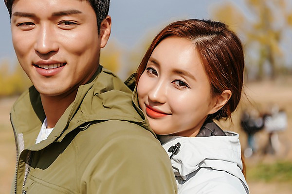 포토 JPG 주간 커플 응시 여자 남자 여행 안기 아웃도어 사랑 서기 미소 사람 근접촬영 상반신 20대 성인 야외 두명 옆모습 아웃포커스 다정 캠핑 한국인 가을 백허그 성인만 강천섬 국내포토 여주시 자연요소 시선 계절 감정 뷰포인트 섬 컨셉 관계 모션 포옹 레저 촬영기법 표정 동양인 청년 경기도 파일형식 여주_지역