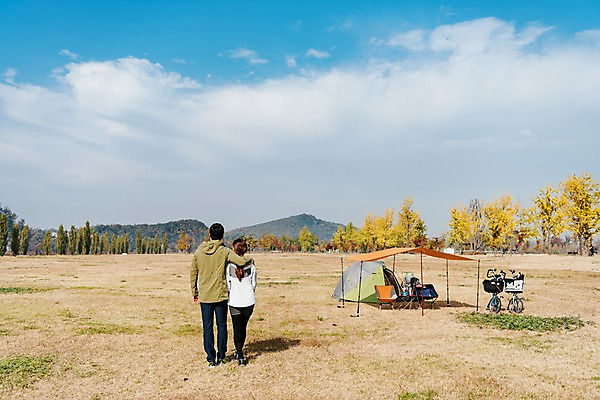 포토 JPG 주간 전신 구름 커플 응시 여자 남자 여유 여행 하늘 아웃도어 텐트 서기 사람 풍경 잔디 20대 성인 야외 두명 뒷모습 맑음 자전거 다정 캠핑 한국인 가을 은행나무 성인만 어깨에손 강천섬 국내포토 여주시 자연요소 나무 식물 시선 계절 감정 뷰포인트 섬 컨셉 관계 모션 레저 날씨 캠핑도구 동양인 청년 바이크 경기도 파일형식 여주_지역