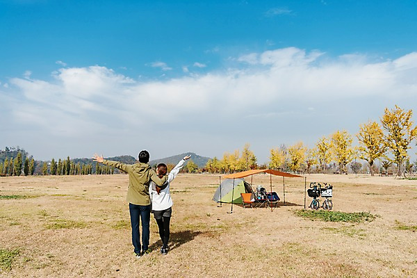 포토 JPG 주간 전신 구름 커플 여자 남자 여유 여행 하늘 팔벌리기 아웃도어 텐트 서기 사람 풍경 잔디 20대 성인 야외 두명 뒷모습 맑음 자전거 다정 캠핑 한국인 가을 은행나무 성인만 어깨에손 강천섬 국내포토 여주시 자연요소 나무 식물 계절 감정 뷰포인트 섬 컨셉 관계 모션 레저 날씨 캠핑도구 동양인 청년 바이크 경기도 파일형식 여주_지역