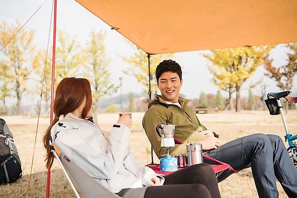 포토 JPG 주간 커플 여자 남자 여유 커피 여행 휴식 아웃도어 대화 미소 사람 앉기 잔디 상반신 20대 성인 야외 두명 옆모습 마주보기 자전거 캠핑 한국인 마시기 가을 커피잔 커피포트 버너 즐거움 야외의자 성인만 소확행 강천섬 국내포토 여주시 자연요소 식물 계절 감정 음료 뷰포인트 섬 컨셉 의자 관계 모션 주전자 레저 잔 표정 말하기 동양인 청년 바이크 신조어 경기도 파일형식 여주_지역 식기 육상교통 가구 주방용품 한국 인종 유행어 아시아 교통수단 생활용품 유행 나라 교통 오브젝트