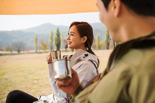 포토 JPG 주간 커플 응시 여자 남자 여유 커피 여행 휴식 아웃도어 미소 들기 사람 앉기 잔디 상반신 20대 성인 야외 두명 옆모습 캠핑 한국인 마시기 가을 커피잔 성인만 소확행 강천섬 국내포토 여주시 자연요소 식물 시선 계절 감정 음료 뷰포인트 섬 컨셉 관계 모션 레저 잔 표정 동양인 청년 신조어 경기도 파일형식 여주_지역
