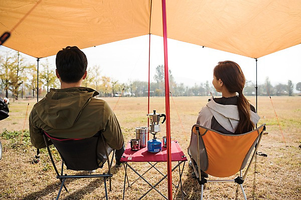 포토 JPG 주간 커플 여자 남자 여유 여행 휴식 아웃도어 사람 앉기 상반신 20대 성인 야외 두명 뒷모습 캠핑 한국인 가을 커피잔 커피포트 버너 야외의자 야외테이블 성인만 소확행 강천섬 국내포토 여주시 자연요소 계절 감정 커피 뷰포인트 섬 컨셉 의자 관계 모션 탁자 주전자 레저 잔 동양인 청년 신조어 경기도 파일형식 여주_지역