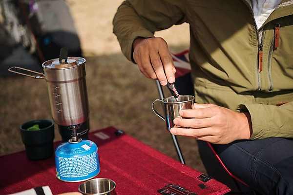 포토 JPG 주간 남자 여유 커피 여행 휴식 아웃도어 캠핑도구 한명 들기 사람 앉기 손짓 상반신 20대 성인 야외 앞모습 캠핑 한국인 가을 붓기 커피잔 커피포트 버너 야외테이블 성인남자한명만 강천섬 국내포토 여주시 자연요소 1 계절 감정 음료 뷰포인트 섬 컨셉 모션 탁자 주전자 레저 잔 동양인 청년 도구 경기도 남자한명만 성인남자만 파일형식 여주_지역
