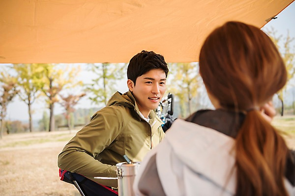 포토 JPG 주간 커플 응시 여자 남자 여유 여행 휴식 아웃도어 대화 미소 사람 앉기 잔디 상반신 20대 성인 야외 두명 옆모습 뒷모습 마주보기 캠핑 한국인 가을 야외의자 성인만 소확행 강천섬 국내포토 여주시 자연요소 식물 시선 계절 감정 뷰포인트 섬 컨셉 의자 관계 모션 레저 표정 말하기 동양인 청년 신조어 경기도 파일형식 여주_지역