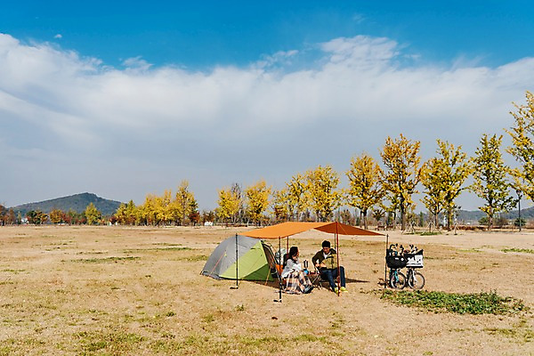 포토 JPG 주간 전신 구름 커플 여자 남자 여유 여행 하늘 휴식 아웃도어 텐트 대화 사람 앉기 풍경 잔디 20대 성인 야외 두명 옆모습 마주보기 맑음 자전거 캠핑 한국인 가을 힐링 은행나무 야외의자 성인만 소확행 강천섬 국내포토 여주시 자연요소 나무 식물 계절 감정 뷰포인트 섬 컨셉 의자 관계 모션 레저 날씨 캠핑도구 말하기 동양인 청년 바이크 신조어 경기도 파일형식 여주_지역
