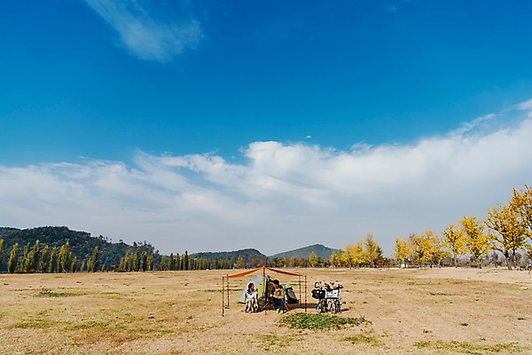 포토 JPG 주간 전신 구름 커플 여자 남자 여유 여행 하늘 휴식 아웃도어 텐트 대화 사람 앉기 풍경 잔디 20대 성인 야외 두명 앞모습 마주보기 맑음 자전거 캠핑 한국인 가을 야외의자 성인만 소확행 강천섬 국내포토 여주시 자연요소 식물 계절 감정 뷰포인트 섬 컨셉 의자 관계 모션 레저 날씨 캠핑도구 말하기 동양인 청년 바이크 신조어 경기도 파일형식 여주_지역