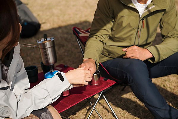 포토 JPG 주간 커플 여자 남자 여행 휴식 아웃도어 사람 앉기 상반신 20대 성인 야외 두명 옆모습 마주보기 손잡기 다정 캠핑 한국인 가을 커피잔 커피포트 버너 야외의자 야외테이블 성인만 강천섬 국내포토 여주시 자연요소 계절 커피 뷰포인트 섬 컨셉 의자 관계 모션 탁자 주전자 레저 잔 동양인 청년 경기도 파일형식 여주_지역