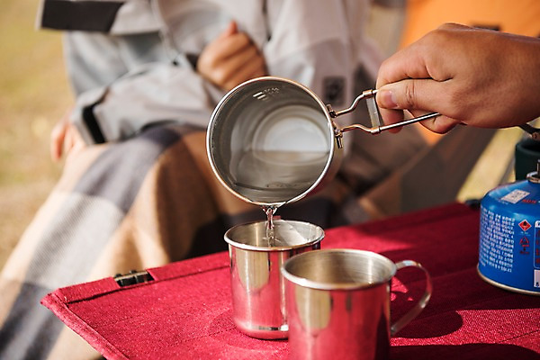 포토 JPG 주간 손 커플 여자 남자 여유 여행 휴식 한손 캠핑도구 사람 앉기 손짓 근접촬영 상반신 20대 성인 야외 두명 옆모습 아웃포커스 신체부위 캠핑 한국인 가을 붓기 커피잔 담요 버너 야외테이블 성인만 강천섬 국내포토 여주시 자연요소 계절 감정 커피 뷰포인트 섬 컨셉 관계 모션 탁자 레저 잔 촬영기법 동양인 청년 도구 경기도 파일형식 여주_지역