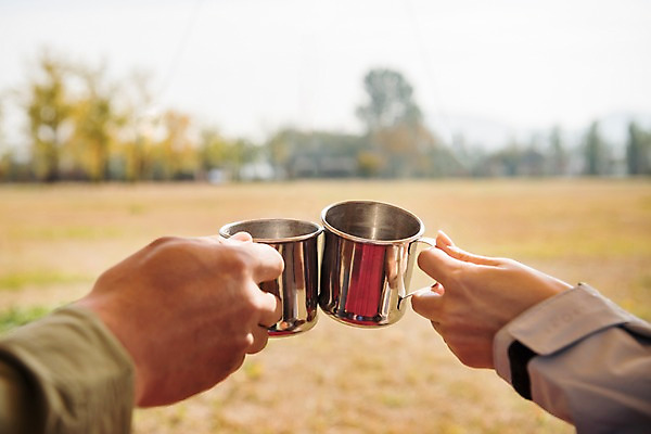 포토 JPG 주간 손 커플 여자 남자 여유 커피 여행 휴식 캠핑도구 사람 손짓 근접촬영 잔디 20대 성인 야외 두명 아웃포커스 신체부위 캠핑 한국인 양손 가을 잡기 커피잔 건배 성인만 강천섬 국내포토 여주시 자연요소 식물 계절 감정 음료 뷰포인트 섬 컨셉 관계 모션 레저 잔 촬영기법 동양인 청년 도구 경기도 파일형식 여주_지역