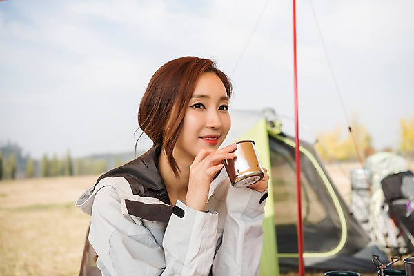 포토 JPG 주간 우먼라이프 응시 여자 여유 커피 여행 자연 휴식 아웃도어 텐트 한명 미소 들기 사람 앉기 상반신 20대 성인 야외 옆모습 아웃포커스 캠핑 한국인 마시기 가을 커피잔 싱글라이프 성인여자한명만 소확행 강천섬 국내포토 여주시 자연요소 1 라이프스타일 시선 계절 감정 음료 뷰포인트 섬 컨셉 모션 레저 잔 촬영기법 표정 캠핑도구 동양인 청년 생태계 신조어 경기도 여자한명만 성인여자만 파일형식 여주_지역