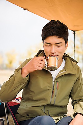 포토 JPG 주간 응시 남자 여유 커피 여행 휴식 아웃도어 텐트 한명 미소 들기 사람 앉기 상반신 20대 성인 야외 앞모습 아웃포커스 캠핑 한국인 마시기 가을 커피잔 야외의자 성인남자한명만 강천섬 국내포토 여주시 자연요소 1 시선 계절 감정 음료 뷰포인트 섬 컨셉 의자 모션 레저 잔 촬영기법 표정 캠핑도구 동양인 청년 경기도 남자한명만 성인남자만 파일형식 여주_지역