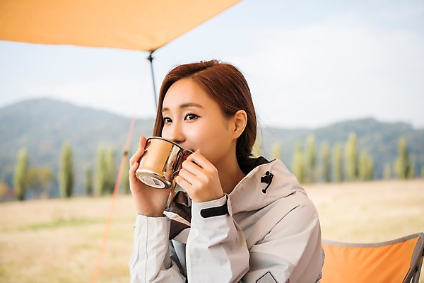포토 JPG 주간 우먼라이프 응시 여자 여유 커피 여행 자연 아웃도어 한명 미소 사람 앉기 잔디 상반신 20대 성인 야외 옆모습 아웃포커스 캠핑 한국인 마시기 가을 야외의자 싱글라이프 성인여자한명만 소확행 강천섬 국내포토 여주시 자연요소 식물 1 라이프스타일 시선 계절 감정 음료 뷰포인트 섬 의자 모션 레저 촬영기법 표정 동양인 청년 생태계 신조어 경기도 여자한명만 성인여자만 파일형식 여주_지역