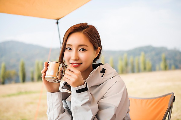 포토 JPG 주간 우먼라이프 응시 여자 여유 커피 여행 자연 휴식 아웃도어 한명 미소 들기 사람 앉기 잔디 상반신 20대 성인 야외 앞모습 아웃포커스 캠핑 한국인 마시기 가을 커피잔 야외의자 싱글라이프 성인여자한명만 소확행 강천섬 국내포토 여주시 자연요소 식물 1 라이프스타일 시선 계절 감정 음료 뷰포인트 섬 컨셉 의자 모션 레저 잔 촬영기법 표정 동양인 청년 생태계 신조어 경기도 여자한명만 성인여자만 파일형식 여주_지역