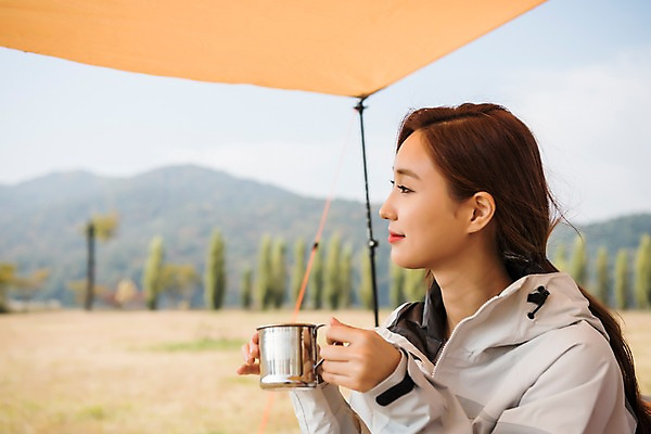 포토 JPG 주간 우먼라이프 응시 여자 여유 커피 여행 자연 휴식 아웃도어 한명 미소 들기 사람 앉기 풍경 잔디 상반신 20대 성인 야외 옆모습 캠핑 한국인 마시기 가을 커피잔 싱글라이프 성인여자한명만 소확행 강천섬 국내포토 여주시 자연요소 식물 1 라이프스타일 시선 계절 감정 음료 뷰포인트 섬 컨셉 모션 레저 잔 표정 동양인 청년 생태계 신조어 경기도 여자한명만 성인여자만 파일형식 여주_지역 식기 한국 인종 생활 여자만 성인만 유행어 아시아 유행 나라