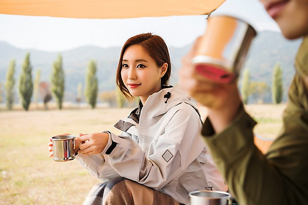 포토 JPG 주간 커플 응시 여자 남자 여유 커피 여행 휴식 아웃도어 미소 들기 사람 앉기 잔디 상반신 20대 성인 야외 두명 옆모습 캠핑 한국인 마시기 가을 커피잔 성인만 소확행 강천섬 국내포토 여주시 자연요소 식물 시선 계절 감정 음료 뷰포인트 섬 컨셉 관계 모션 레저 잔 표정 동양인 청년 신조어 경기도 파일형식 여주_지역