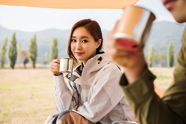 포토 JPG 주간 커플 응시 여자 남자 여유 커피 여행 휴식 아웃도어 미소 들기 사람 앉기 잔디 상반신 20대 성인 야외 두명 옆모습 캠핑 한국인 마시기 가을 커피잔 성인만 소확행 강천섬 국내포토 여주시 자연요소 식물 시선 계절 감정 음료 뷰포인트 섬 컨셉 관계 모션 레저 잔 표정 동양인 청년 신조어 경기도 파일형식 여주_지역